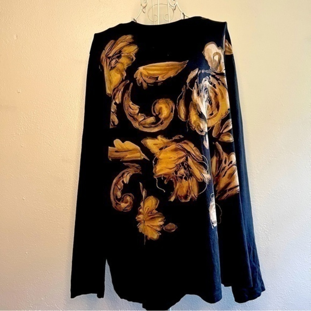 Jones New York black long-sleeved 1X T-shirt w/beige/gold rose design. Preowned.